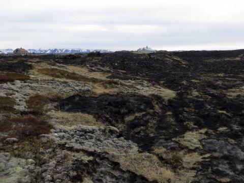 Gróðureldur við Óttarsstaði nærri Straumsvík