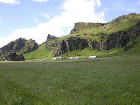 Drangshlíðarfjall undir Eyjafjöllum þar sem fýll tók að verpa um 1860